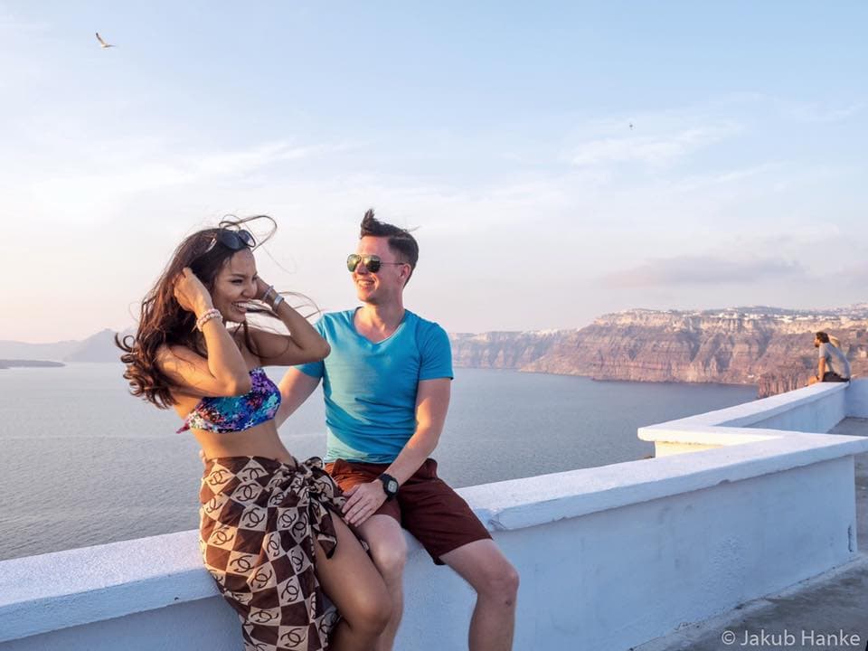 couple travel Santorini